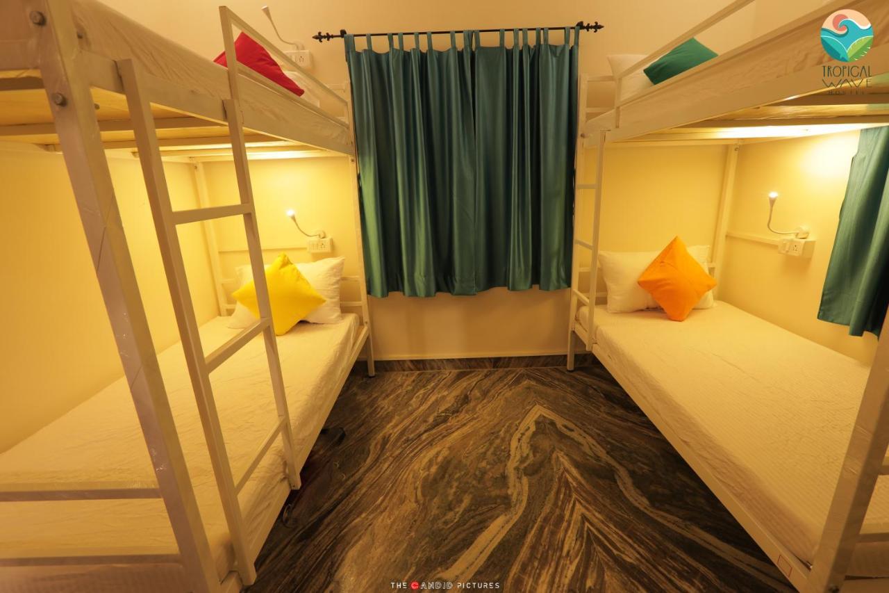 Tropical Wave Hostel Morjim Goa Экстерьер фото