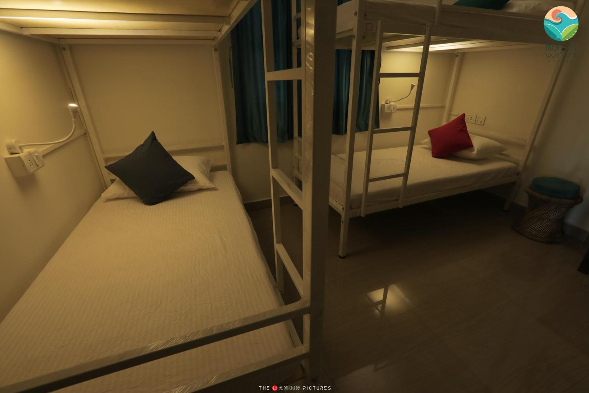 Tropical Wave Hostel Morjim Goa Экстерьер фото