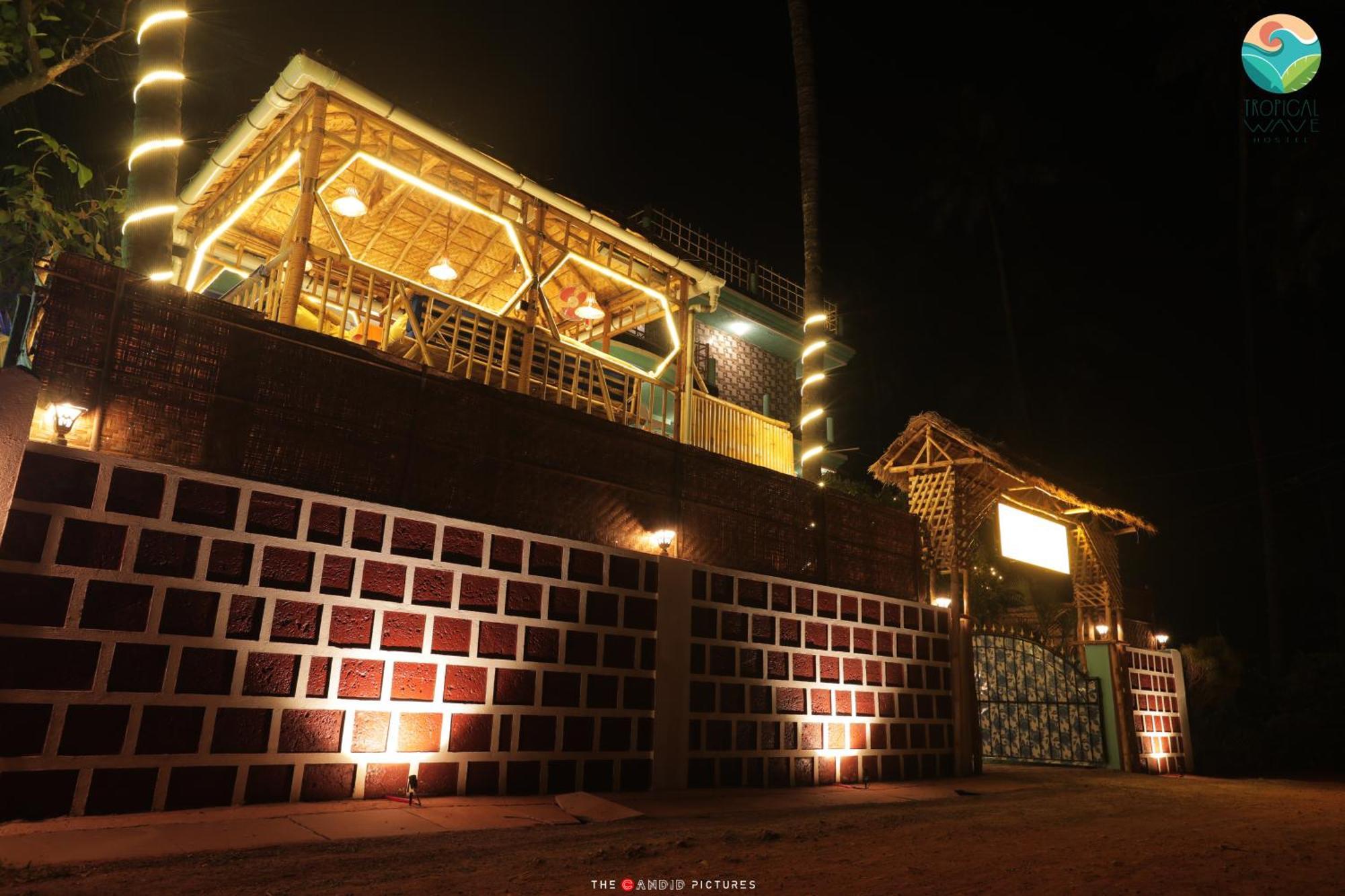 Tropical Wave Hostel Morjim Goa Экстерьер фото
